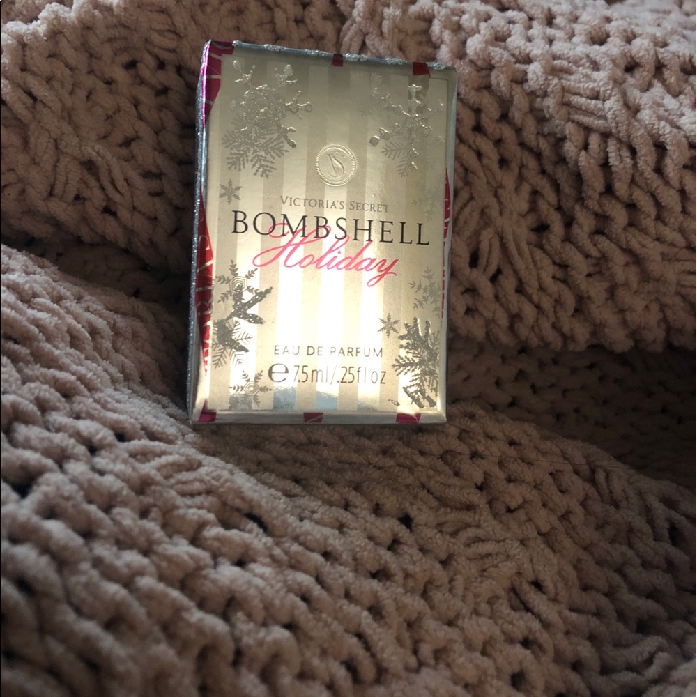 Two mini VS holiday bombshell perfumes.